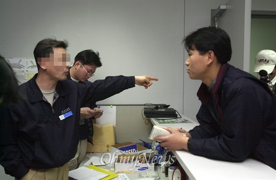 지난 2001년 3월 29일 인천공항 기자실을 방문한 <오마이뉴스> 최경준 기자에게 공보실 직원이 "등록된 기자들만 출입할 수 있는 곳"이라며 나갈 것을 요구하고 있다.
