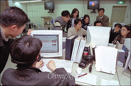 2000년 2월 오연호 오마이뉴스 대표가 창간호 준비를 위해 직원들과 회의하고 있다. 