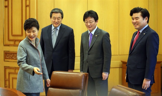 박근혜 대통령이 10일 오전 청와대를 방문한 새누리당 지도부와의 접견에서 인사한 뒤 착석을 권유하고 있다.