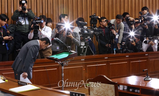 이완구 국무총리 후보자가 10일 국회 인사청문회에서 '언론 외압' 등 그간 제기됐던 의혹들에 대해 사과했다. 이 후보자가 청문회장에 쏠린 수많은 취재진의 플래시 세례를 받고 있다.