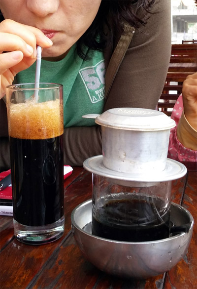 왼쪽은 베트남식 블랙 커피인데, 차라리 커피 농축액에 가깝다. 우리 가족은 '커피죽'이라고 불렀다. 오른쪽에 보이는 건 럼주를 탄 커피인데, 두 잔을 마시고는 머리가 핑 돌았다.