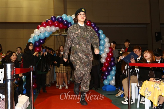 11일 오전 서울 강동구 선사고등학교 강당에서 학생들이 직접 준비한 졸업식 '선사 그래듀에이션 어워드(Sunsa Graduation Award)'에서 한 학생이 군인 복장을 하고 졸업장을 받기 위해 레드카펫 위로 등장하고 있다. 