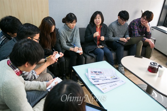 권혜진 <뉴스타파> 데이터저널리즘연구소장이 10일 오전 서울 마포구에 위치한 <뉴스타파> 사무실에서 <오마이뉴스> 21기 인턴기자들과 함께 인터뷰를 하고 있다.