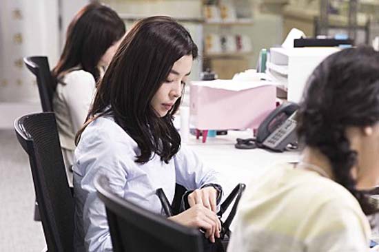 영화 <또 하나의 약속>의 한 장면. 배우 김규리는 이 영화에서 노무사 난주 역을 맡았다. 