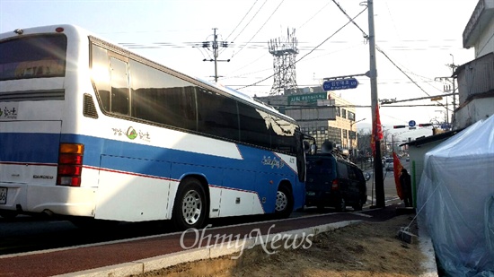 함안소각장 해고자들이 함안군청 앞에서 방송차량을 통해 노동가요를 틀어놓자 함안군청은 진나 2월 10일 방송차량을 주차하지 못하도록 하기 위해 대형버스를 주차해놨다. 이곳에는 '주차금지'라는 표시가 있었다.