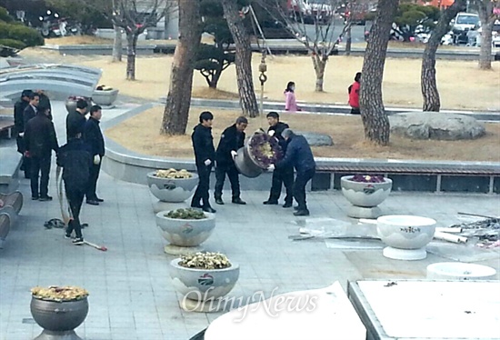  학교와 주거지역에서 가까운 곳에 거창구치소(교도소)가 들어서는 것에 반대하며 주민들이 거창군청 앞에서 천막농성과 집회를 열고 있는 가운데, 거창군청은 지난 1~2월 사이 대형화분 20여 개를 설치해 놓았다(사진=독자제공).