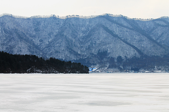 산아래를 흐르던 북한강이 하얗게 얼어붙어 있다.