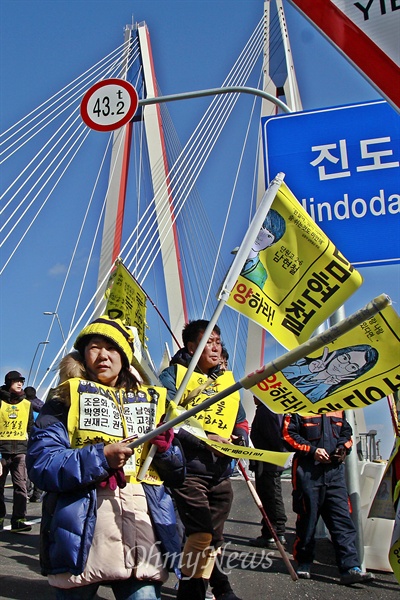 진도대교 건넌 '세월호 도보행진단' 지난달 26일 안산에서 출발한 '세월호 도보행진단'이 행진 19일 만에 진도땅을 밟았다. 세월호 참사 유가족과 일반 시민 100여 명은 이날 오전 11시 30분께 해남과 진도를 잇는 진도대교를 건너 도보행진 막바지 일정을 소화했다. 이들은 이날 오후 6시 진도실내체육관에 도착해 하룻밤 묵은 뒤, 14일 종착지인 팽목항에 도착한다. 도착 직후엔 '진실규명을 위한 세월호 인양촉구 팽목항 범국민대회'에 참여할 계획이다.
