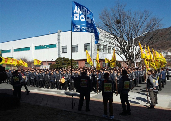  금속노조 경남지부 삼성테크윈지회는 13일 창원2사업장과 창원3사업장 사내에서 중식 집회를 열었다.