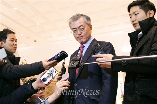 답변 중 굳은 표정의 문재인 문재인 새정치민주연합 신임 대표가 13일 서울 마포구 한 호텔에서 당대표 경선에서 경쟁을 했던 박지원 의원과 회동을 마치고 기자들의 질문에 답변하던 중 입을 굳게 다물고 있다. 