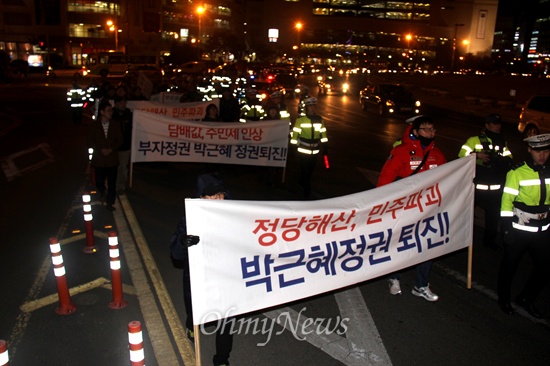  경남민주행동 등 단체들이 13일 저녁 창원 정우상가 앞에서 "제5차 민생민주수호 경남대행진" 집회를 열고 2km 정도 거리에 있는 상남동 분수광장까지 행진했다.