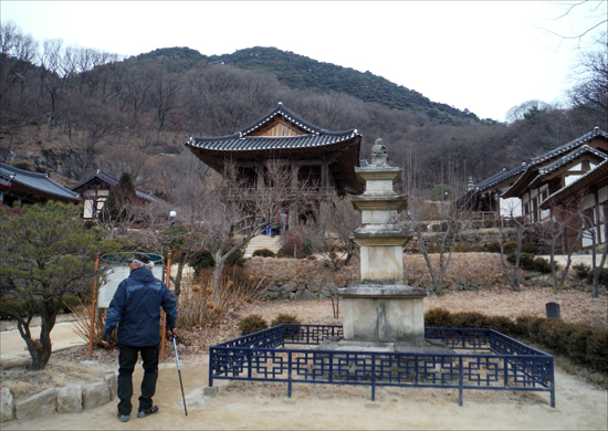  　범종각과 삼층석탑. 삼층석탑(경북유형문화재 제130호)은 부석사에서 200m 정도 떨어진 옛 절터서 옮겨 세운 것으로 쌍탑이다.