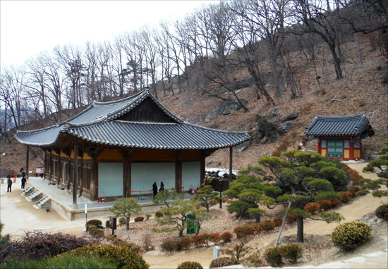  무량수전 뒤쪽으로 선묘 낭자를 기리는 선묘각이 있다. 부석사는 선묘설화가 전해져 내려오는 절집이다.