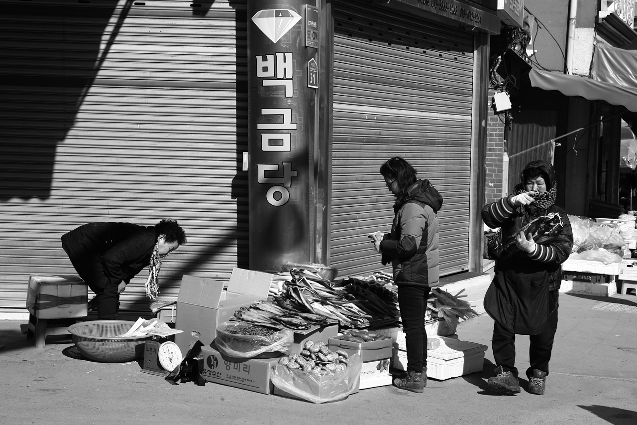 황지자유시장 근처의 길목마다 좌판을 벌여놓은 분들이 계셨다. 추운 날씨에 몹시도 을씨년 스러워 보였다.