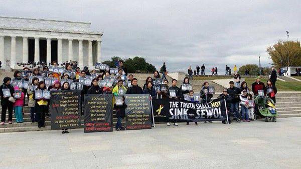 2014년 10월 세월호 참사의 진상규명을 촉구하며 미주동포들이 워싱턴에서 시위를 하고 있다