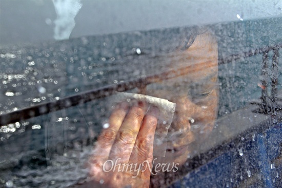 세월호 침몰사고 실종자 양승진씨의 아내 유백형씨가 배의 창밖으로 보이는 바다를 보며 눈물을 흘리고 있다.
