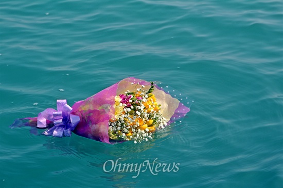 실종자 가족들이 던진 꽃다발이 바다 위에 떠 있다.
