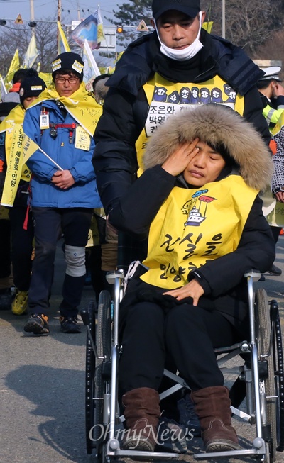 세월호 참사가 발생한 지 305일째인 14일 아직도 가족의 품으로 돌아오지 못한 허다윤양의 어머니 박은미씨(앞)가 불편한 몸을 이끌고 세월호 가족들의 도보순례에 참여하고 있다. 
