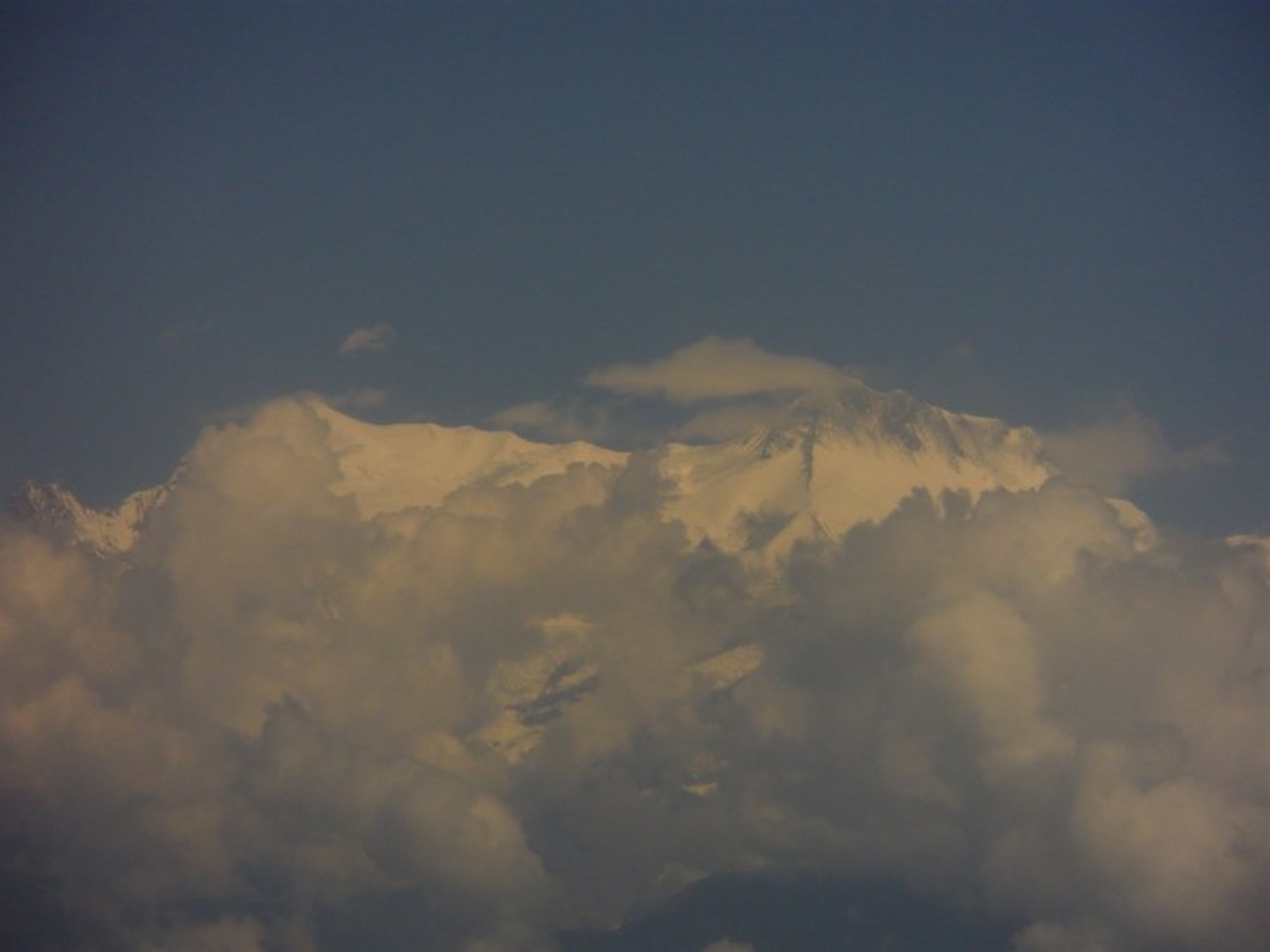 자연의 위대한 창조물인 히말랴아 산군, 비행기 창문 옆으로 보이다. 8,000m의 높이를 실감한다.  