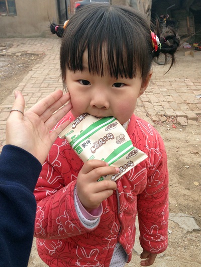 우유를 마시는 귀여운 중국 어린이.