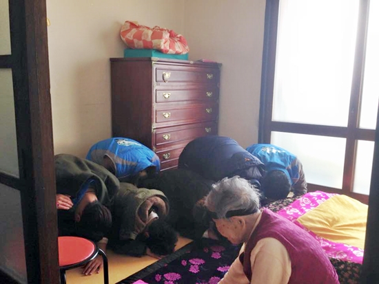 사회복무요원 광주 북구 각화동 독거어르신 가정을 방문하여 세배 나누기 봉사하는 모습