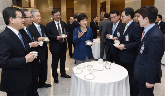지난 1월 26일 박근혜 대통령이 올해 첫 수석비서관회의 주재를 앞두고 신임 수석·특보들과 차를 마시며 이야기하고 있다. 정면에서 봤을 때 대통령 왼쪽에 서 있는 이가 우병우 청와대 민정수석. 
