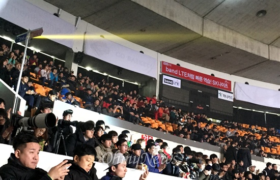 소닉 스타리그 결승전이 열린 15일 서울 잠실 학생체육관 스탠드를 가득 채운 스타크래프트 팬들.