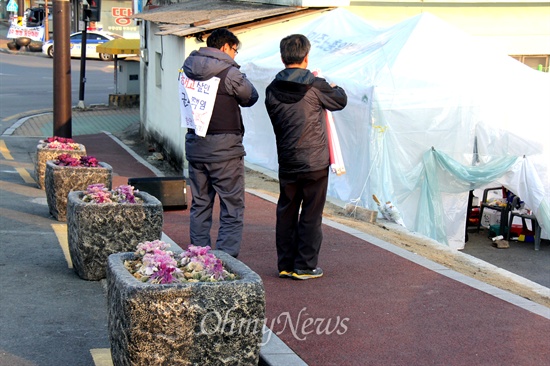  함안군은 16일 군청 입구 읍사무소 주차장에 있던 함안소각장 해고자들의 천막농성장에 대해 행정대집행을 단행했다. 사진은 뜯기기 전의 천막농성장 모습(오른쪽).