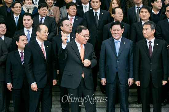  이임식을 마친 정홍원 전 국무총리가 각 부처 장-차관들과 함께 16일 오후 정부서울청사에서 함께 모여 사진을 찍기 위해 준비를 하고 있다.