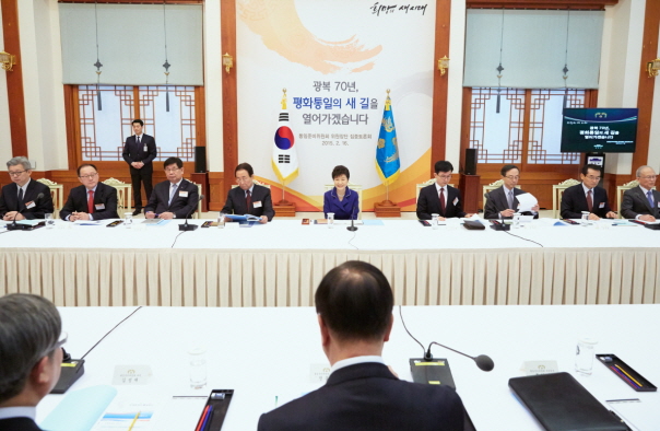 박근혜 대통령이 16일 오전 청와대에서 열린 통일준비위원회 위원장단 집중토론회의에서 모두발언을 하고 있다.