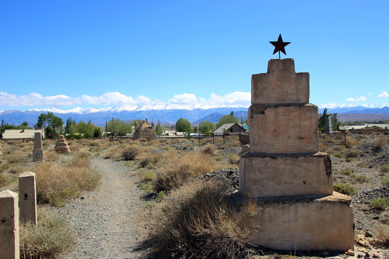 키르기스스탄은 실크로드를 통들어 가장 아름다운공동묘지를 가지고 있다 