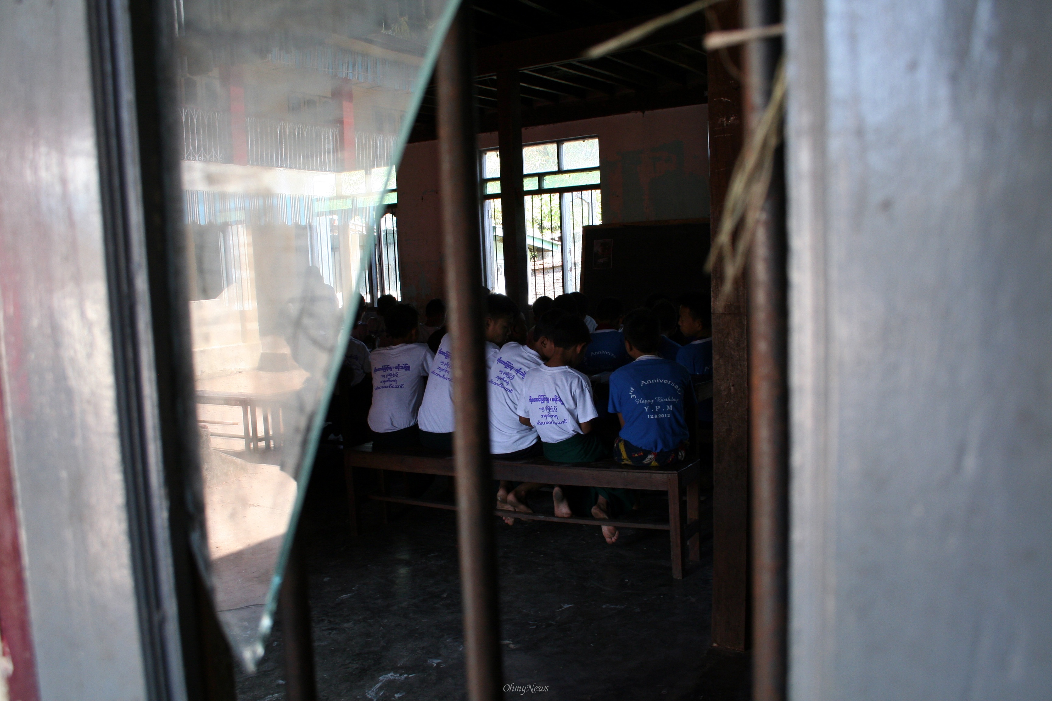 하얀코끼리 자원봉사단이 교실에서 위생교육을 하고 있다.