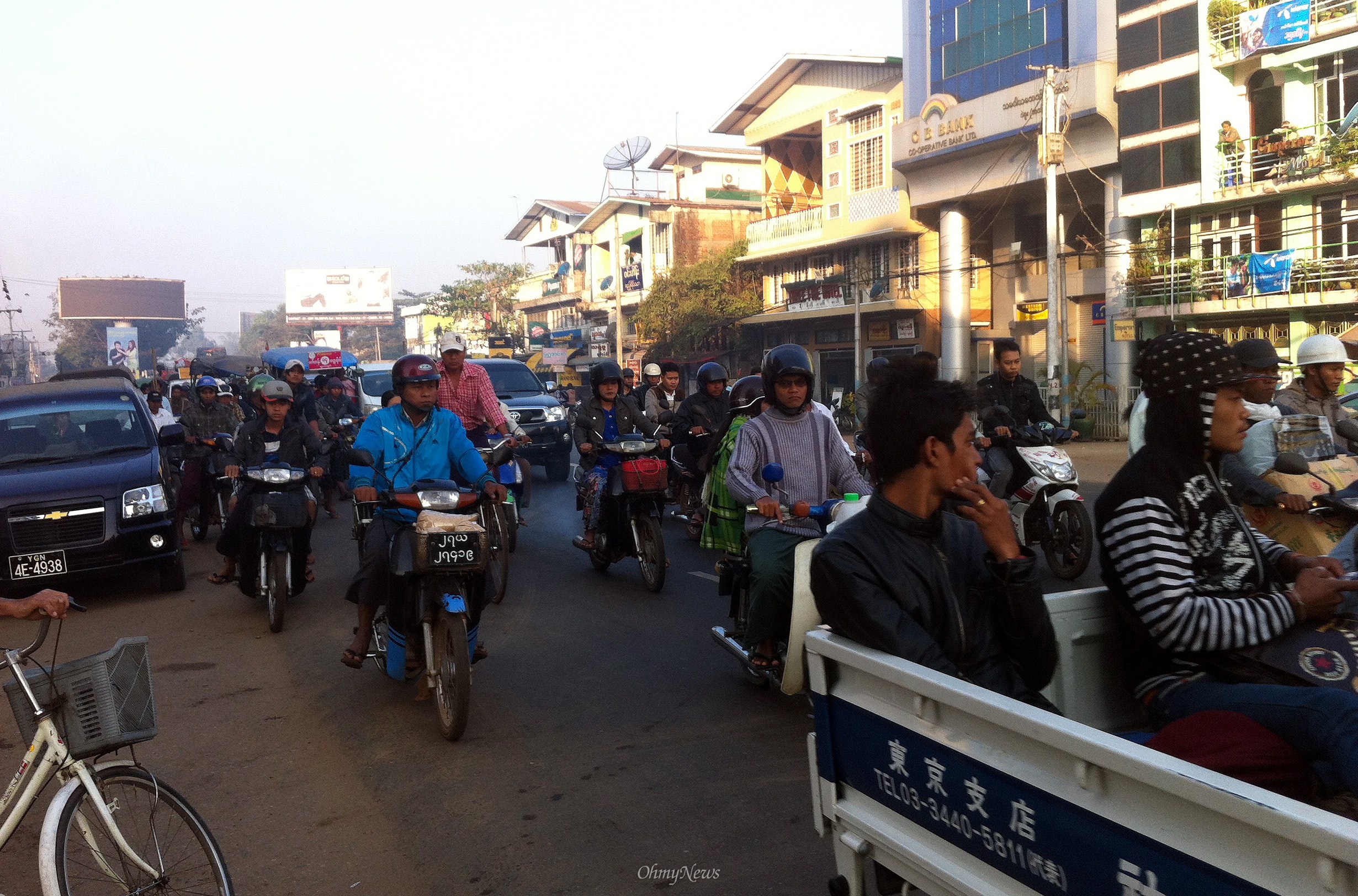 미얀마 바고의 거리는 매우 혼잡스럽다.