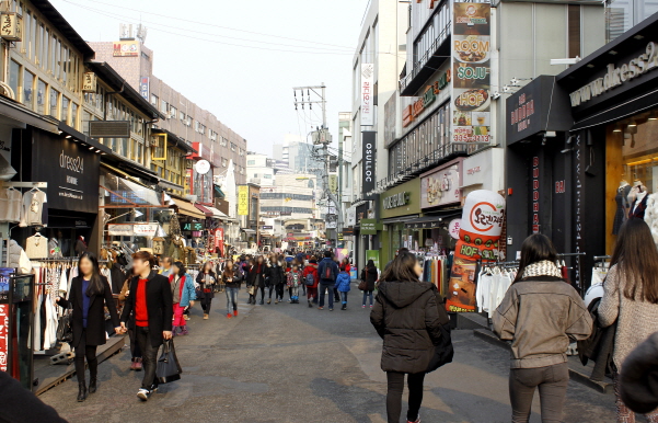 홍대거리 젠트리피케이션(Gentrification)은 비교적 빈곤 계층이 많이 사는 지역에 물질이 풍부한 사람들이 유입되는 인구 이동 현상이다. 젠트리피케이션 이후 임대료가 올라 살고 있던 사람들이 살 수 없게 되거나, 지역 특성이 손실되는 경우가 다반수다. 홍대가 대표적이다. 