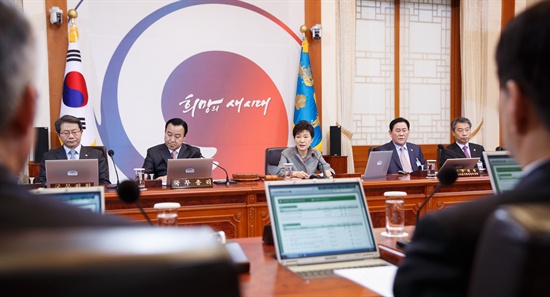 박근혜 대통령이 17일 열린 국무회의를 주재하고 있다. 총리 취임 후 국무회의에 처음 참석한 이완구 신임 총리가 대통령 옆에 앉아 있다. 