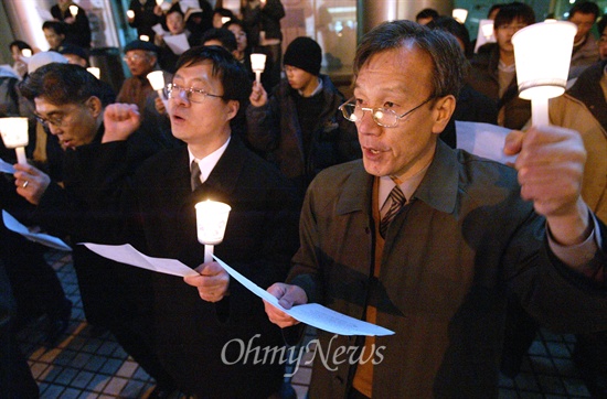 2004년 1월 19일 저녁 <친일인명사전> 편찬 성금 5억 달성 기념 행사에 참가한 시민들이 독립군가 '압록강행진곡'을 다같이 부르고 있다. 
