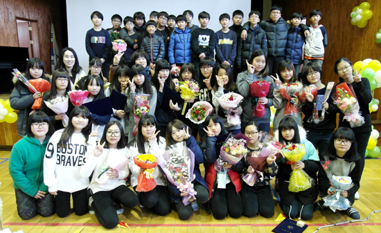 덕산초등학교 100회 졸업생들. 