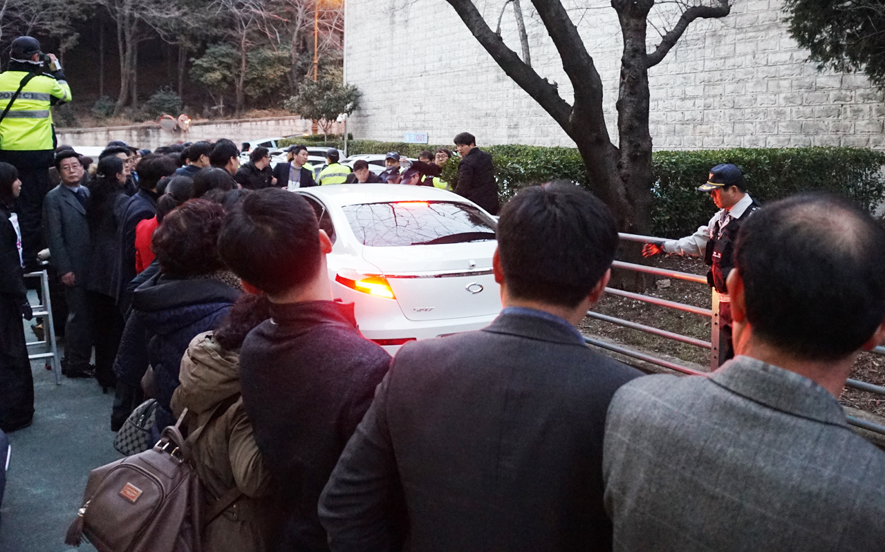 전문상담사들의 호소를 외면한 채 김석준교육감의 차량이 경찰과 시교육청 직원들의 보호를 받으며 빠져나가고 있다.