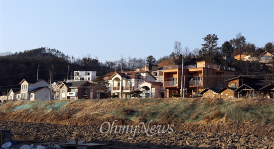 조현초등학교 주변에 신축한 단독주택들이 늘어서 있다. 교사와 학부모, 주민들은 학교가 대외적으로 알려지자, 학교 주변에 이주민과 전원주택이 늘면서 집값이 치솟는 점을 걱정했다. 주택비용을 감당하지 못하고 다른 지역으로 떠나는 원주민들이 생겨나기 때문이다.