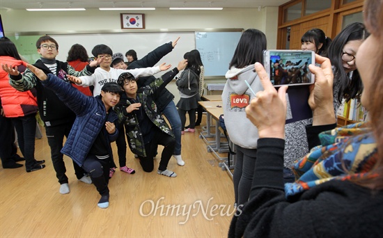  13일 오전 경기도 양평군 조현초등학교에서 졸업식을 마친 학생들이 교실에 모여 그동안 함께했던 친구들과 헤어지기 아쉬워하며 추억을 간직하기 위해 기념촬영을 하고 있다.