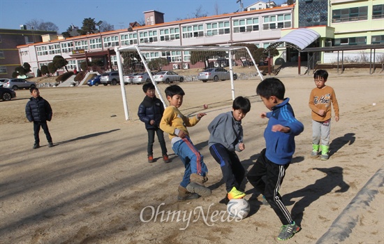  13일 오전 경기도 양평군 조현초등학교에서 수업을 마친 학생들이 친구들과 함께 축구를 하며 즐거운 시간을 보내고 있다. 