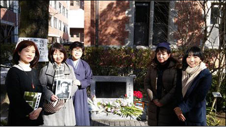윤동주 시비 앞에서 일본시인들과 함께 왼쪽 세 번째 한복차림이 글쓴이
