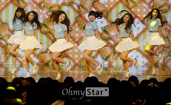  걸그룹 <여자친구>가 12일 오후 서울 상암동 CJ E&M에서 열린 Mnet <엠카운트다운> 생방송에서 '유리구슬'을 열창하고 있다.  