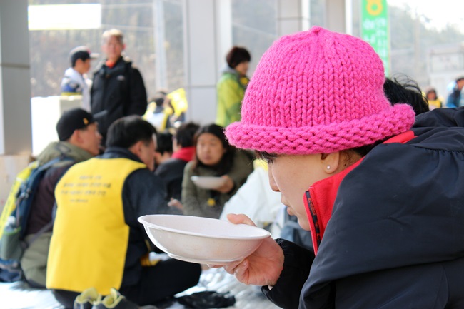 세월호 도보순례단을 위해 길거리에서 배추와 미역으로 끓인 국이지만 이보다 맛난 건 없지요.