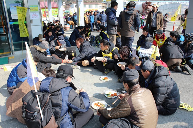 길거리에서 나누는 점심이 마치 발우 공양 같았습니다.