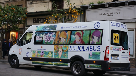소렌토의 스쿨 버스는 이탈리아답다고나 할까. 아이들이 좋아할만한 그림이 그려져 있고 버스 좌석도 아이들 체격처럼 작다.