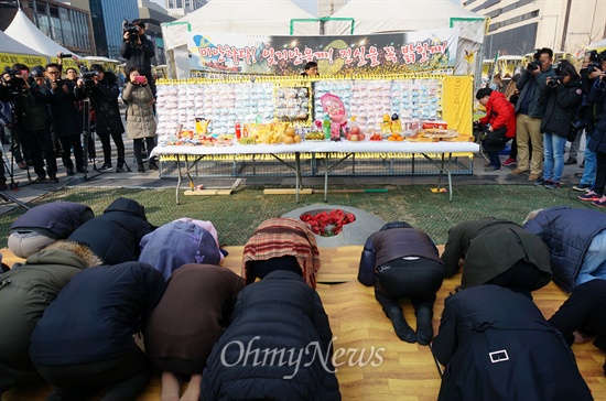 세월호 참사가 일어난 지 310일째 되는 19일 오후, 희생자 304명을 기리는 합동 차례가 서울 광화문 광장에서 열렸다.