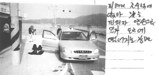 현장검증에서 경찰의 요구대로 김신혜가 운전석에 앉아 조수석에서 사망한 아버지를 두 손으로 밀어서 차 밖으로 떨어뜨리는 장면을 재연하는 모습. 