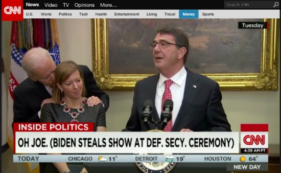 애슈턴 카터 미국 신임 국방장관 취임 선서식에서 조 바이든 부통령의 부적절한 행동을 보도하는 CNN 뉴스 갈무리.