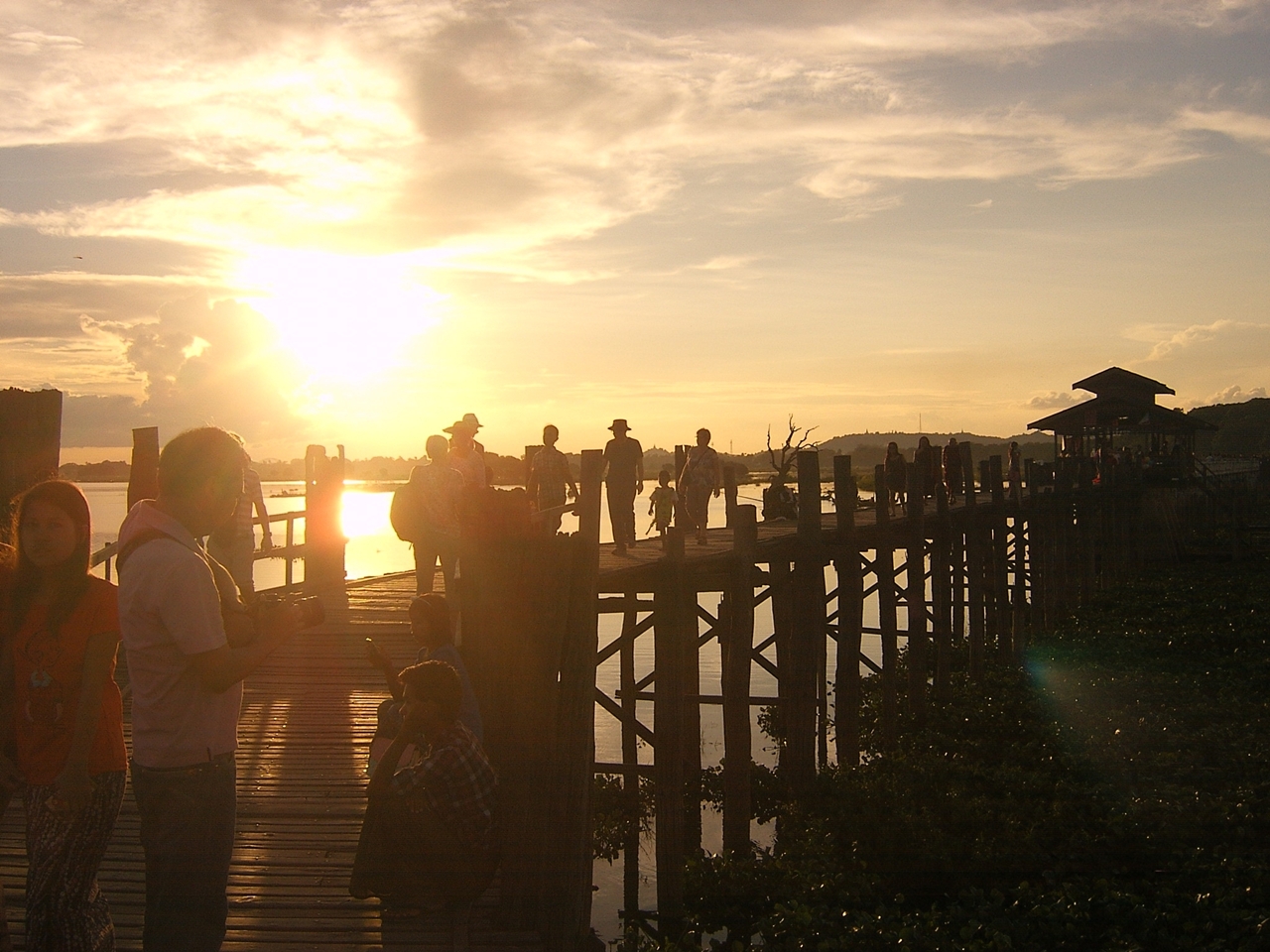 우 베인 다리(U-Bein Bridge) 석양에 물든 우 베인 다리는 황홀하다